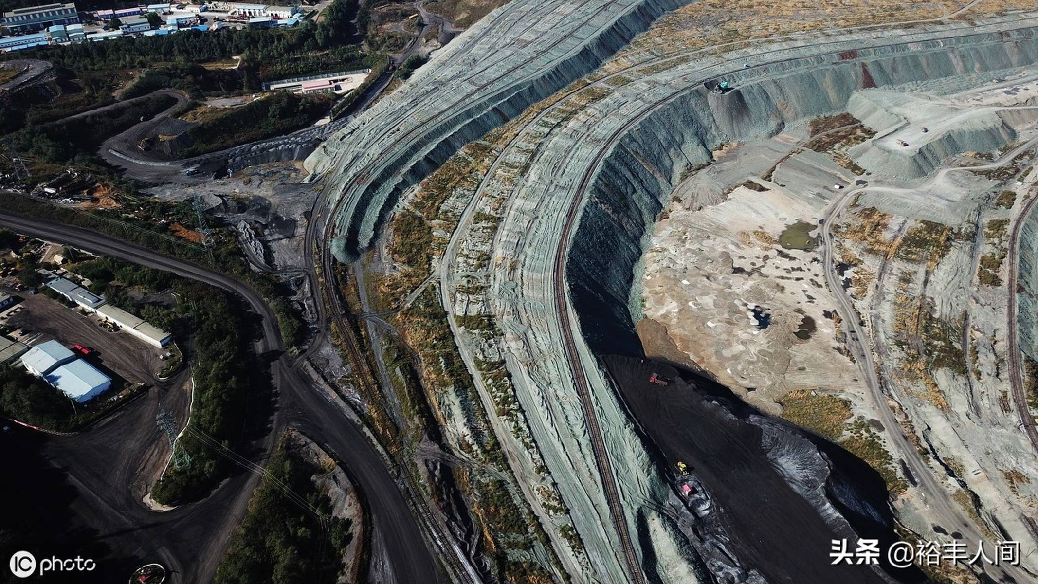 資源枯竭的&ldquo;亞洲最大礦坑&rdquo;,曾是&ldquo;搖錢樹&rdquo;,如今變成深溝險(xiǎn)壑